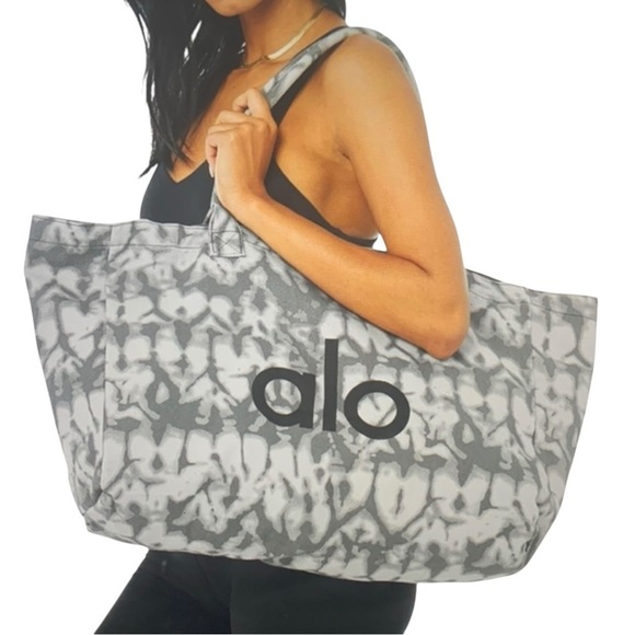 alo womens Iconic Shopper Tote Grey Tie dye oversized open front bag - Picture 3 of 7